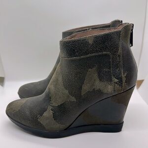 Donald J Pliner Women’s Olive Vintage Suede Boots, Size 9.5 Excellent Condition